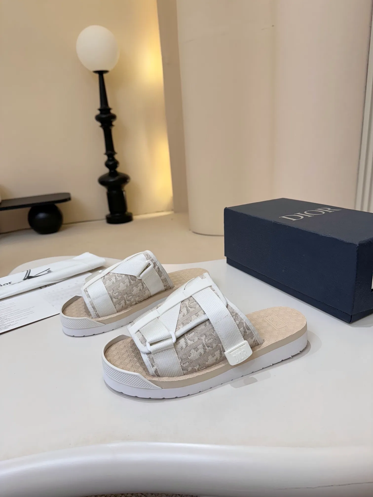 [Dior] P: 300💰 -Size: 38-46 Dior Dior D’s classic men’s slippers, high-end boutique, original material, pure cotton printed canvas upper, fine workmanship, super soft sole, casual, loose and comfortable, a must-have in summer!